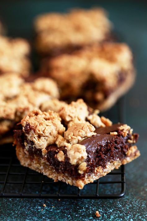 TOOTSIE ROLL BARS Tootsie Rolls, Oatmeal Cookie Bars, Cookie Types, Dessert Simple, Dessert Bar Recipe, Chocolate Chip Cookie Bars, Tootsie Roll, Oatmeal Cookie, Cookie Bar Recipes