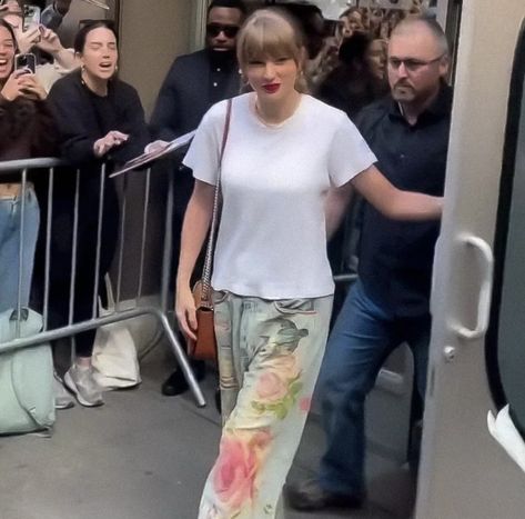 Taylor Swift Casual, Taylor Swfit, Taylor Swift Street Style, Taylor Outfits, Taylor Swift Funny, Taylor Swift Outfits, Long Live Taylor Swift, Live Taylor, Taylor Swift 13