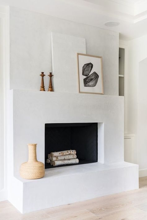 Fireplace Between Two Windows, White Fireplaces, Minimal Fireplace, Fireplace Hearths, Plaster Fireplace, White Stone Fireplaces, Modern Fireplace Mantels, Stucco Fireplace, Built In Around Fireplace