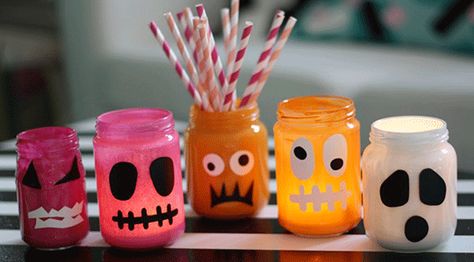 Många älskar att pyssla inför halloween. Se hur enkelt du gör snygga halloweenlyktor. Endast 3 saker behövs. Och det går på nolltid! Halloween Barn, Halloween Bild, Halloween Mats, Halloween Decorations For Kids, Halloween Party Snacks, Halloween Fest, Homemade Halloween Decorations, Easy Halloween Decorations, Halloween Queen