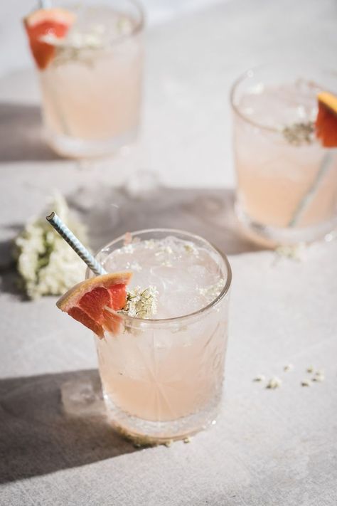 Grapefruit-Elderflower Mocktail - Use Your Noodles Relaxing in the summer heat with a cold grapefruit-elderflower mocktail can be one of the great pleasures in life. Flowery and citrusy – the best kind! Cordial Recipe, Pretty Drinks, Mocktail Recipe, Valentine's Day Quotes, Alcohol Recipes, Non Alcoholic Drinks, Photographing Food, Summer Heat, Frappe