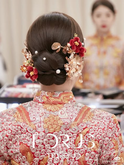 Sangjit Hairdo, Hair Styles Fancy, Tea Ceremony Hair, Velvet Moodboard, Arsenal Cake, Chinese Wedding Hair, Asian Accessories, Chinese Bride, China Drama