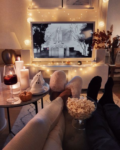 Couple Watching Movie Aesthetic, Couples Movie Night, Dream Dates, Romantic Date Night Ideas, Day Room, Cute Date Ideas, Dream Date, Night Couple, Hotel Transylvania