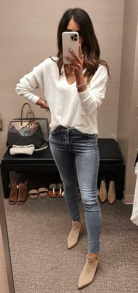 Beige Bootie Outfits, Outfits Con Sueter Beige, Outfit Sueter Blanco, Beige Booties Outfit, Look Casual Chic, Booties Outfit, Beige Outfit, Outfit Mujer, Casual Work Outfits