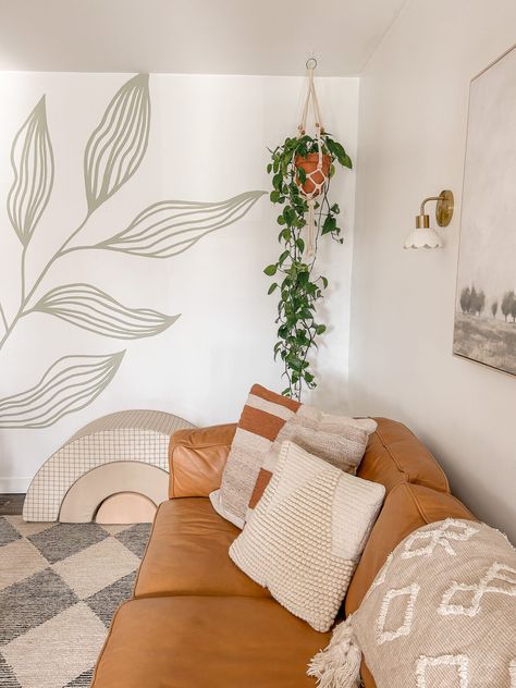 DIY Easy Foliage Mural Idea Plant Wall Mural Diy, Leaf Wall Painting Ideas, Leaf Wall Mural Diy, Simple Diy Wall Mural, Simple Wall Murals Diy, Leaves Accent Wall, Leaves Wall Painting, Easy Wall Murals Painted Diy, Boho Wall Murals Painted