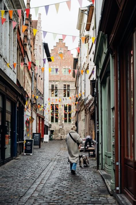 Travel Guide: 3 nights in Ghent – THETRAVELBLOG.at Gent Belgium Travel, Belgium Christmas, Belgium Bruges, Paris September, Gent Belgium, Family Travel Photography, Europe 2024, Travel Belgium, Ghent Belgium