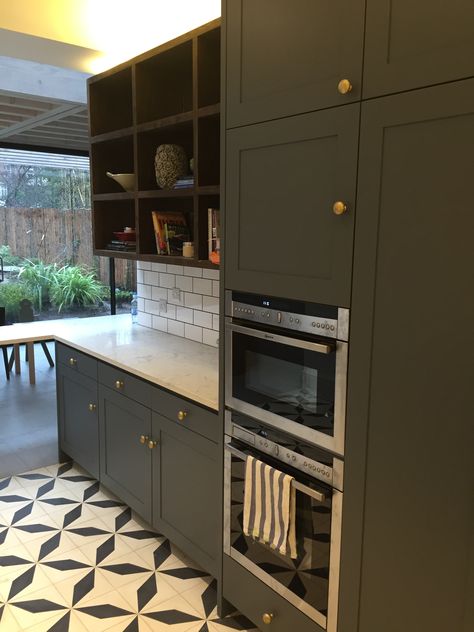 Such a beautiful finish on this hand painted kitchen made by James Mayor Furniture and painted by Martin Guest in #Tikkurila Helmi http://mjguestltd.co.uk/ Downpipe Kitchen, Farrow Ball Downpipe, Hand Painted Kitchen, Kitchen Refurbishment, London Kitchen, Bespoke Kitchen, Painted Kitchen, Family Kitchen, Bespoke Kitchens