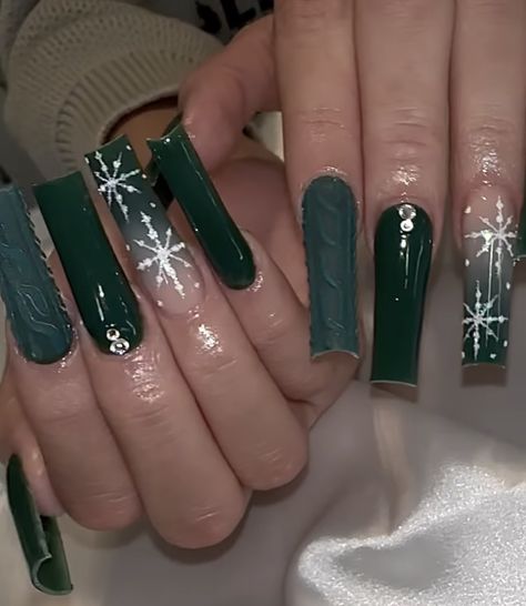 Pine Green Nails Christmas, Winter Nails Emerald Green, Green Acrylic Christmas Nails, Christmas Acrilycs, Green Christmas Nails Acrylic Long, Green Nails Ideas Christmas, Green And Silver Nails Christmas, Dark Green Christmas Nails Acrylic, Winter Christmas Nails Green