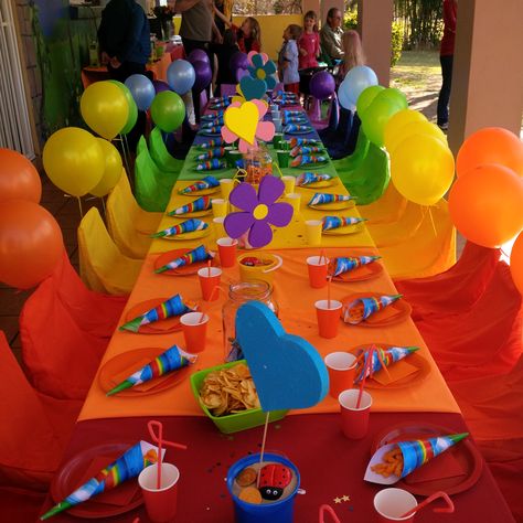 Rainbow party table Rainbow Table Decorations, Rainbow Party Table, Noddy Cake, Crayola Party, Rainbow Inspiration, Crayon Party, Diy Kids Party, Rainbow Themed Birthday Party, Kids Wedding Activities