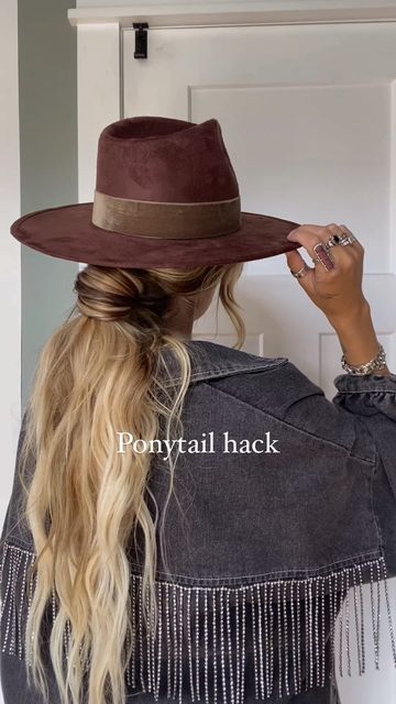 Bohobraidedbliss• easy hair tutorials & education on Instagram: "Ponytail hack topped with a @glitzybella1 hat 🤠 Save & try How cute this fringe denim from @glitzybella1, such a perfect fall staple !" Hair Styles With Wide Brim Hat, Styling Cowboy Hat, Side Braid With Hat Hairstyles, Side Ponytail With Hat, Boho Hair With Hat, Hair Dos With Hats, Flat Brim Hat Hairstyles, Brim Hat Hairstyles, Fall Hat Hairstyles