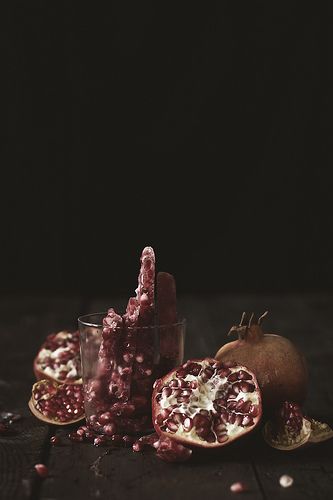 Freezing Pom Chocolate Pomegranate, Dark Food Photography, Homemade Cocktails, Food Art Photography, Creative Food Art, Food Backgrounds, Apple Crisp, Photographing Food, Red Berries