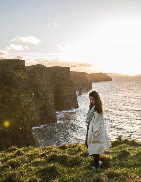 Cliff Picture Poses, Cliff Of Moher, Ireland Photography People, Cliffs Of Moher Aesthetic, Ireland Photos, Ireland Photoshoot, Ireland Instagram Pictures, Cliffs Of Moher Outfit, Ireland Photo Ideas