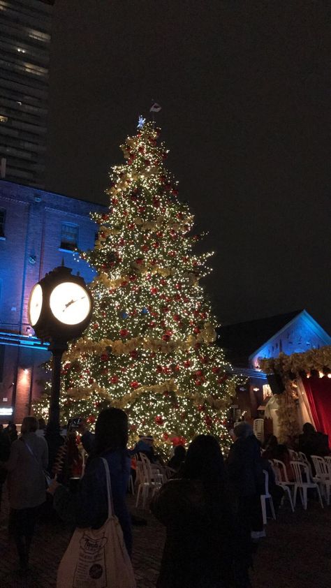 Toronto Christmas Market Distillery District Canada Christmas Aesthetic, Christmas Market Toronto, Distillery District Toronto Christmas, Toronto Aesthetic Winter, Toronto Christmas Market, Toronto Canada Winter, Christmas In Toronto, Toronto Activities, Wallpaper Toronto