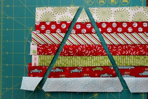 Strip Quilting, Christmas Table Runner Pattern, Colchas Quilting, Quilted Table Runners Christmas, Christmas Quilting Projects, Table Runner Tutorial, Christmas Tree Quilt, Table Runner Size, Christmas Sewing Projects