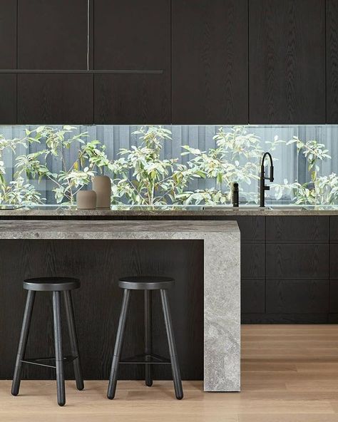 Lucka DUM • Instagram Modern Kitchen Window Splashback, Window Backsplash, Cabin Vibes, Dark Hardwood, Est Living, Kitchen Splashback, Gray Marble, Kitchen Window, Black Kitchens