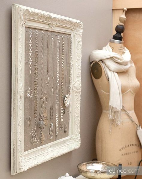 DIY Jewelry Holder Diy Jewelry Holder Frame, Jewerly Holders, Diy Cork Board, Jewerly Organizer, Jewerly Displays, Diy Jewelry Holder, Astuces Diy, Diy Picture Frames, Jewerly Making