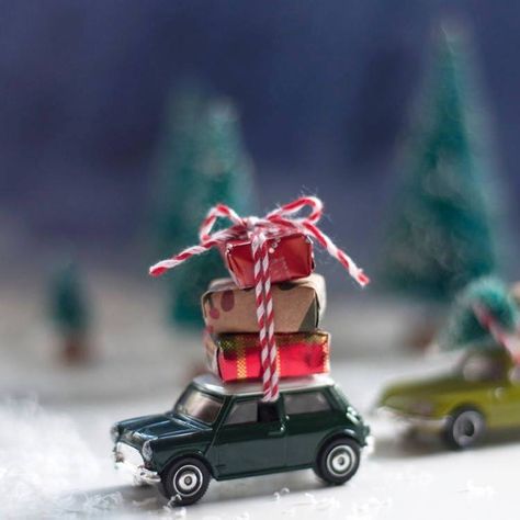 Diy Holiday Gift Wrapping, Cars Drive, Cars Photography, Holiday Car, Diy Christmas Village, Photography Winter, Christmas Village Display, Diy Holiday Gifts, Christmas Car