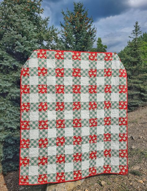 Christmas Plaid Quilt, Plaid Quilt Pattern Ideas, Simple Christmas Quilt Patterns, Beginner Christmas Quilt, Simple Christmas Quilt, Christmas Patchwork Quilt, Easy Christmas Quilt Patterns, Gingham Quilt Pattern, Gingham Quilts