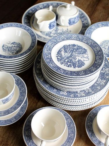 Flea Market Haul: Andreas Vintage Dishes Shakespeare Country by Homer Laughlin Currier And Ives Dishes, Homer Laughlin Dishes, Vintage Kitchens, Vintage Dishware, Dining Room Hutch, Antique Dishes, Blue Transferware, Country Blue, Currier And Ives