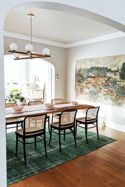 A rich green rug grounds this airy dining room. Photo by @thelittledovehome #vintagerug #interiorstyling #interiorinspo #designinspo #interiorstyle #interiordetails #revivalrugs #turkishrugs #ihaveathingforrugs #interiorstyling #interiorinspo #lovefordesigns #homedecor #homedesign #homeinspo #designideas #lonnyliving #inmyhouzz #houzz #interiordesign #rugshop #Fion #RevivalDistressed #RevivalLarge Dining Room Rug Size, Bright Dining Rooms, Green Dining Room, Dining Rug, Dining Room Cozy, Rug Dining Room, Green With Envy, Casa Exterior, Large Dining Room