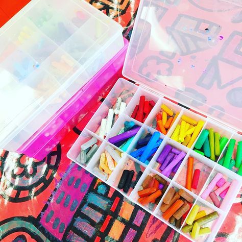 Cassie Stephens on Instagram: “ART TEACHERIN HACK! Bead boxes for oil pastels are my favorite! I soak all my oil pastels overnight in water to shed the paper (it doesn’t…” Oil Pastel Storage, Oil Pastel Art For Kindergarten, Elementary Oil Pastel Projects, Kindergarten Oil Pastel Art, Oil Pastel Supplies, Art Classroom Management, Cassie Stephens, Art Supply Organization, Beaded Boxes