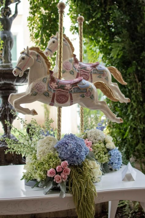 Pink And Green Baby Shower Ideas, Carousel Baby Shower Theme, Horse Baby Shower Ideas, Pastel Baby Shower Ideas, Baby Shower Flower Arrangements, Whimsical Baby Shower Ideas, Baby Shower Elegante, Parisian Baby Showers, Horse Baby Shower