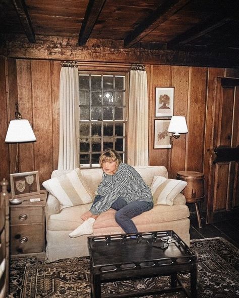 Taylor Swift, Swift, A Woman, Living Room