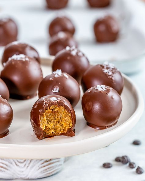 Chocolate Pumpkin Balls | Clean Food Crush Pumpkin Balls, Peanut Butter Pumpkin, Chocolate Pumpkin, Clean Food Crush, Food Crush, Clean Food, Butter Chocolate, Natural Peanut Butter, Pumpkin Chocolate