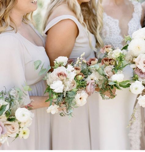 Garden Style Bridesmaid Bouquet, Bouquet Styles, Apricot Flowers, Green Tablescape, Bridesmaid Bouquet White, Bouquet Inspiration, Bridesmaids Bouquets, Bridesmaid Bouquets, Bohemian Bridal