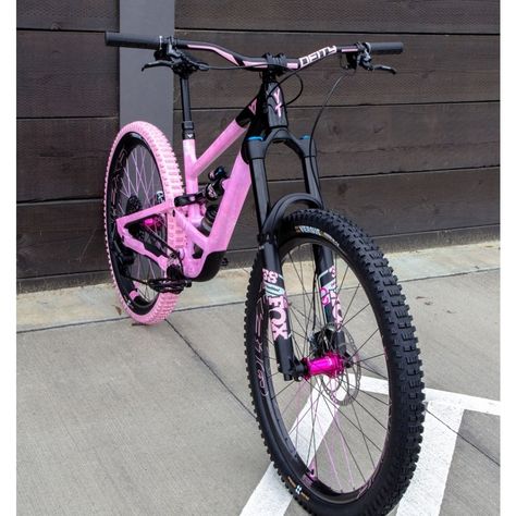 #mtb #enduro #yt #capra Purple Bike, Motorcross Bike, Мотоциклы Cafe Racers, Stunt Bike, Pink Mountains, Fat Tire Bikes, Dream Bike, Downhill Bike, Girls On Bike