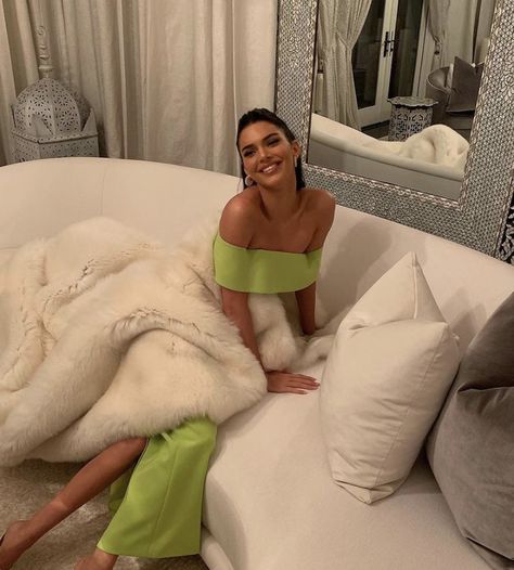 Kendall Jenner Green, Kendall Jenner Diet, Christmas Party Wear, Model Diet, Chicken And Brown Rice, Kendall Jenner Photos, Lime Dressing, Elegant Maxi Dress, Kendall Jenner Outfits