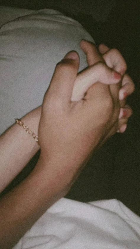 Holding Hands Pictures, Perfect Couple Pictures, Love Hands, Girls Holding Hands, Bff Hands Aesthetic, Fotografi Iphone, Couple Holding Hands, Couple Hands, तितली वॉलपेपर