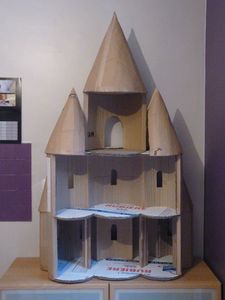 diy tuto château de poupée en carton site : cadeaux d'enfants.                                                                                                                                                                                 Plus Princess Doll House, Cardboard Dollhouse, Toy Castle, Cardboard Box Crafts, Doll House Plans, Cardboard House, Diy Cardboard Furniture, Handmade Kids, Paper Crafts Origami