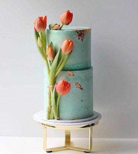 Cake With Tulips, Tulip Cake, Flower Desserts, Buttercream Decorating, Cake With Flowers, Birthday Cake With Flowers, Cool Cake Designs, Tiered Cake, Cake Decorating Designs