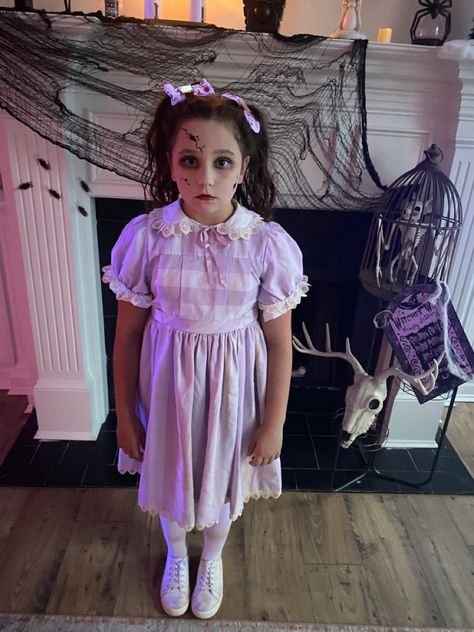 Girls creepy broken doll Halloween costume homemade broken doll makeup Spooky Doll Halloween Costume, Halloween Dolls Costumes, Creepy Doll Costume For Kids, Dead Doll Costume, Haunted Doll Costume, Broken Doll Halloween Costume, Scary Doll Costume, Creepy Doll Halloween Costume, Scary Doll Makeup