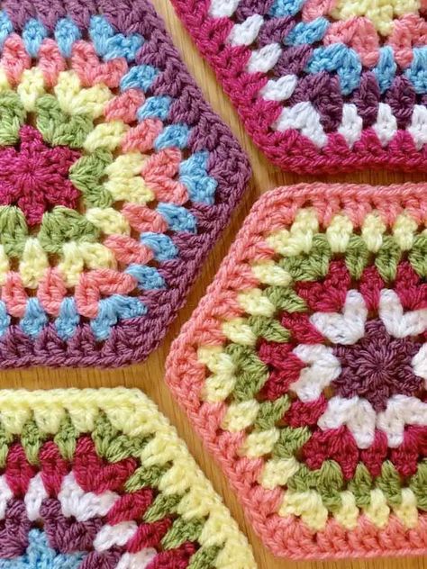 Crochet Swirl, Hexagon Crochet Pattern, Modern Haken, Crocheted Squares, Modern Crochet Blanket, Crochet Square Blanket, Granny Square Crochet Patterns Free, Knit Ideas, Crochet Blanket Designs