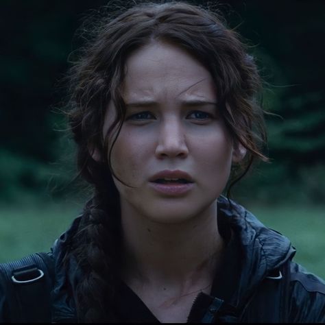 Katniss Everdeen First Movie, Katniss Everdeen Icon, Jeniffer Lawrance, Maze Runner 1, Hunger Games Aesthetic, Hannah Montana The Movie, Hunger Games Characters, Hunger Games Katniss, Games Aesthetic