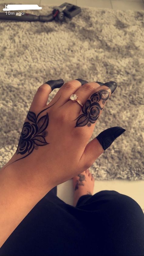 Black henna Henna Hand Designs, Henne Tattoo, Hand Tattoos For Girls, Henna Tattoo Hand, Henna Art Designs, Black Henna, Rose Mehndi Designs, Henna Style, Beautiful Henna Designs