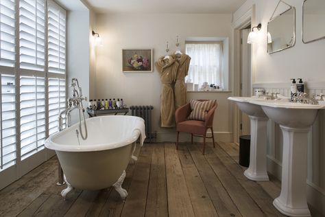 Copyright_soho_farm_house_up___down_1 Bath In Bedroom, Victorian Bathrooms, Farmhouse Bathrooms, Cotswold House, Bathrooms Inspiration, Shower Rooms, Soho Farmhouse, Hotel Ideas, Building Interior