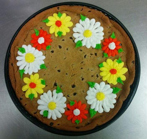 Daisy cookie cake Daisy Cookie Cake, Cute Cookie Cake Designs Birthday, Big Cookie Decorating Ideas, Cookie Cake Decorating Ideas, Colossal Cookies, Birthday Cookie Cake, Walmart Cakes, Message Cookies, Easter Cookie Cake