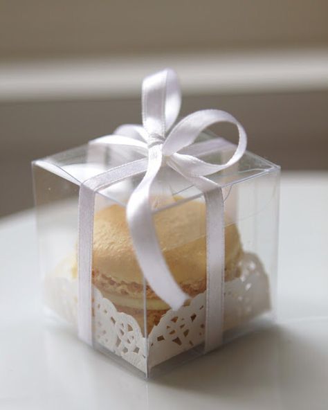 Macaroon Favors, Cake Favor Box, Wedding Doorgift, Bridal Shower Favors Diy, Cake Favors, Cookie Wedding Favors, Clear Gift Boxes, Wedding Favors And Gifts, Wedding Treats