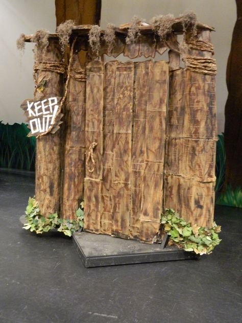 Shrek's House- We could also take the door off and put the screen in for fiona's transformation Shrek Themed Wedding, Shrek Props, Voodoo Swamp, Shrek Makeup, Shrek Wedding, Swamp House, Shrek Musical, Shrek Costumes, Swamp Party