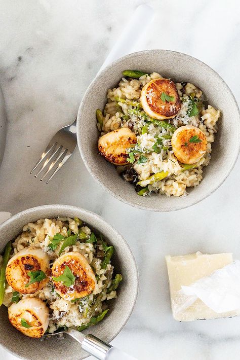 Bone Broth Risotto with Pan Seared Scallops {gluten-free + dairy-free} - Tasty Yummies Gluten Free Scallop Recipes, Dairy Free Scallops Recipe, Scallop And Risotto Recipe, Dairy Free Scallops, Aphrodisiac Dinner, Dairy Free Risotto, Risotto With Asparagus, Entree Ideas, Menstrual Phase