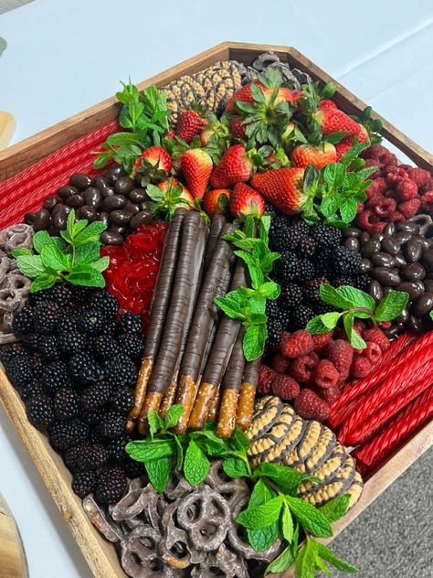 Berry Board Ideas, Charcuterie Board Ideas Sweet And Savory, Chocolate And Berries Charcuterie Board, Chocolate Chacutery Boards, Fruit Chauctier Board Ideas, Berries Charcuterie Board, Chocolate And Berry Charcuterie Board, Chacudory Board Ideas, Charcuterie Board Sweet And Savory