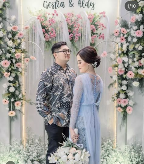 Pose Foto Lamaran, Pose Lamaran, Board Engagement, Pose Pengantin, Engagement Pose, Foto Wedding, Engagement Photography Poses, Couple Engagement Pictures, Engagement Proposal