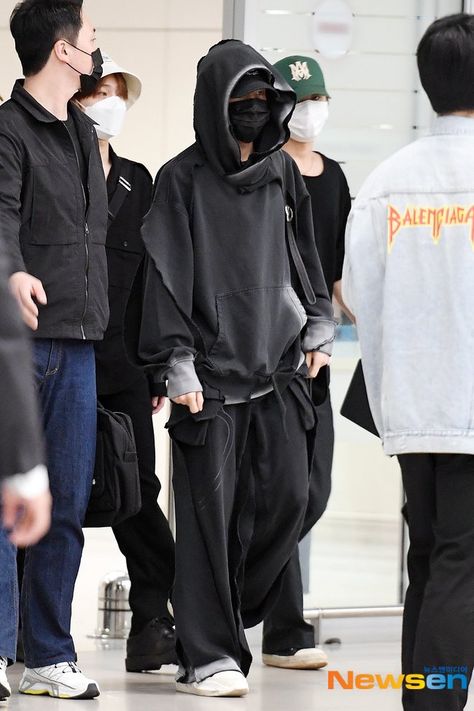 [Airport] Enhypen Airport Outfits, Jake Outfit Enhypen, Jake Airport, Airport Outfit Men, Enhypen Airport, Kpop Fits, Mercedes Suv, Jake Enhypen, Mr Style