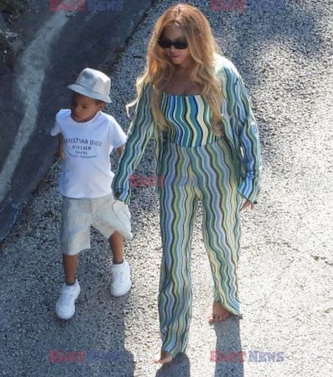 Fashion4Life - Rare photos of Beyonce and Baby Sir Carter.... | Facebook Sir Carter, Beyonce Knowles Carter, No Shoes, Beyonce And Jay Z, Walking Barefoot, Beyonce And Jay, Online Photo Gallery, Beyonce Knowles, Large Photos