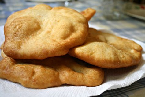 These traditional Native American foods make wonderful hearty meals and snacks for you family! Indian tacos also make great fund-raisers! Indian Fried Bread Recipe, Navajo Fry Bread, Native American Fry Bread, Indian Fry Bread, Fried Bread Recipe, Indian Tacos, Native American Food, Taco Fillings, Fry Bread