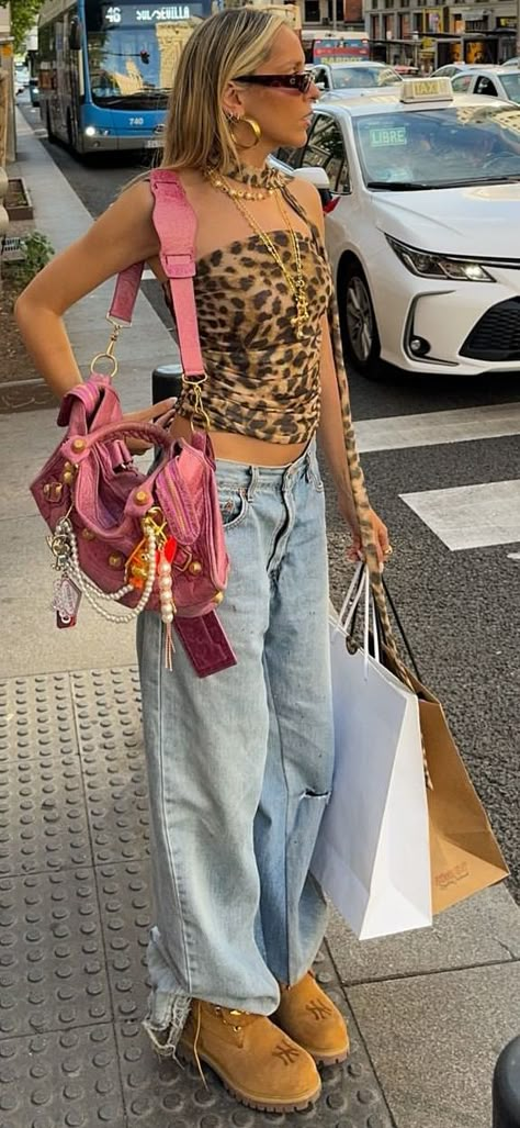 Street Style 2024 Summer Cool Girl Outfits 2024, Summer 24 Street Style, Spring Summer 2024 Street Style, Street Fashion 2024, New York Street Style Summer, Y2k Street Style, La Street Style, Christmas Outfit Ideas, Trendy Christmas Outfits