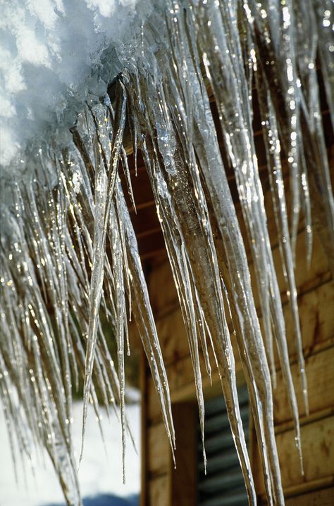 Making icicles out of paper is a creative Christmas activity for kids. How To Make Icicles Diy, Paper Icicles Diy, How To Make Icicles, Icicles Diy, Diy Icicles, Ice Party Theme, Paper Icicles, Diy Icicle Ornaments, Ice Decorations